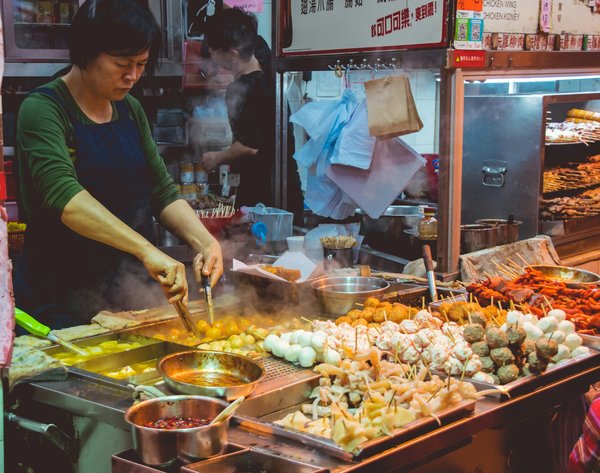 Où participer à des cours de cuisine thaïlandaise en pleine nature à Chiang Rai?