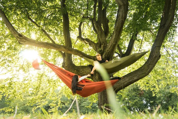 Quels sont les avantages et inconvénients d'utiliser un hamac pour dormir en camping ?
